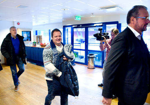 Här kommer han inrusande till presskonferensen, en tuff
