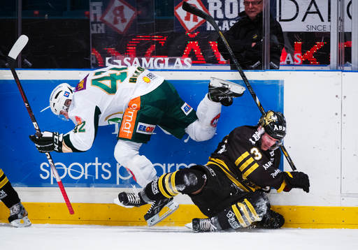 Joakim Hillding, Färjestad, tacklar Stefan Johansson, AIK,