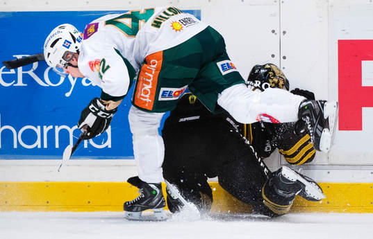 Joakim Hillding, Färjestad, tacklar Stefan Johansson, AIK,