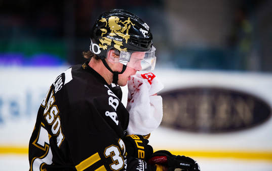 Stefan Johansson, AIK, blöder i ansiktet