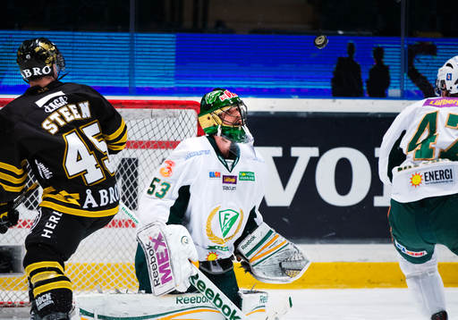 Alexander Salak, målvakt, Färjestad, har koll på pucken