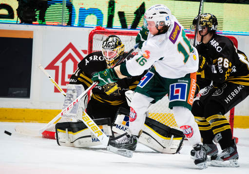 Dominik Volek, Färjestad, oroar framför Daniel Larsson,