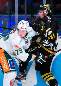 Patrik Lundh, Färjestad, trycker till Broc Little, AIK