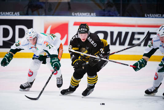 Patrik Lundh och Per Åslund, Färjestad, försöker stoppa