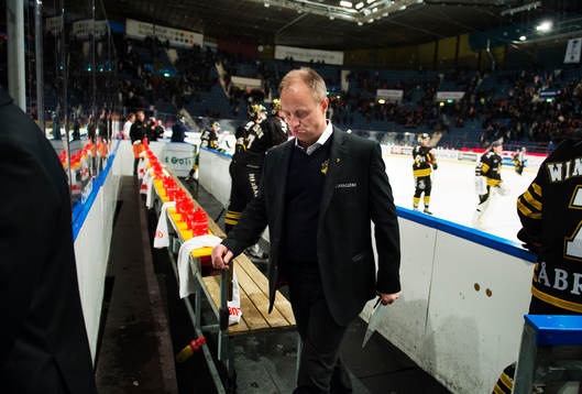 Anders Eldebrink, tränare AIK, deppar när han lämnar