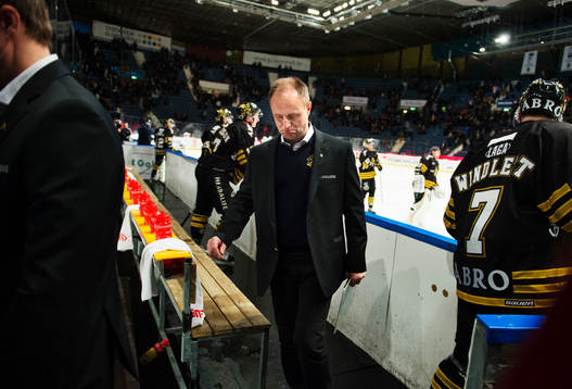 Anders Eldebrink, tränare AIK, deppar när han lämnar