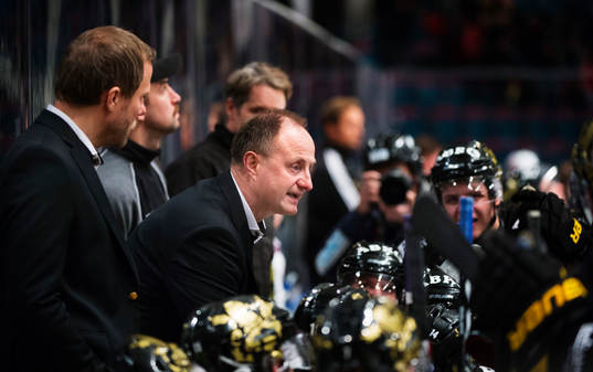 Anders Eldebrink, tränare AIK, ger instruktioner till