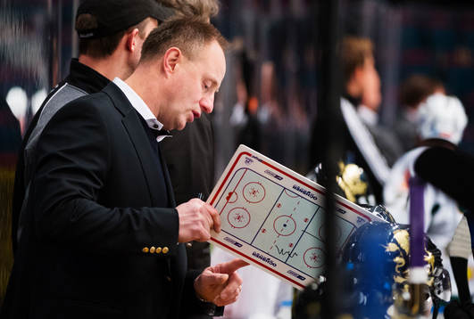 Anders Eldebrink, tränare AIK, ger instruktioner på