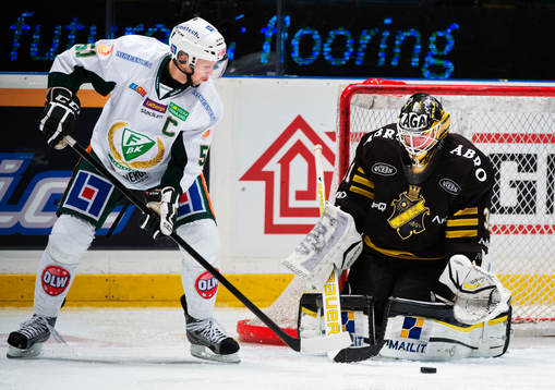 Rickard Wallin, Färjestad, oroar framför Daniel Larsson,
