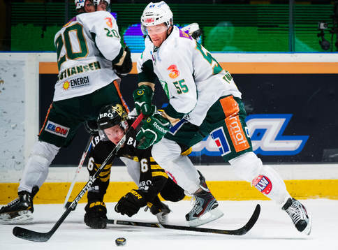 Oscar Ahlström, AIK, blir bortdribblad av Ole-Kristian