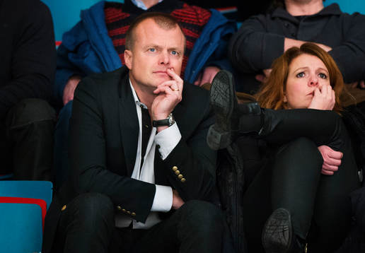 Anders Gozzi, sportchef AIK, sitter på läktaren och
