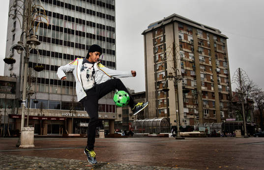 Louise Sand, trixar med en fotboll på torget i Nis