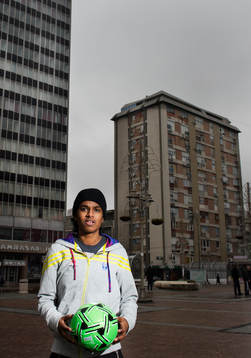 Louise Sand, trixar med en fotboll på torget i Nis