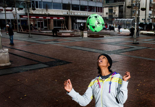 Louise Sand, trixar med en fotboll på torget i Nis
