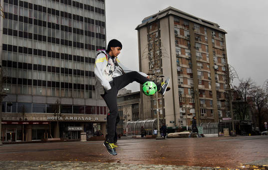 Louise Sand, trixar med en fotboll på torget i Nis