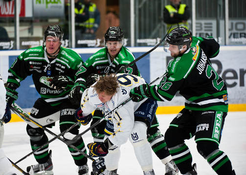 Andreas Jämtlin, HV71,  får stryk av Rögle spelare