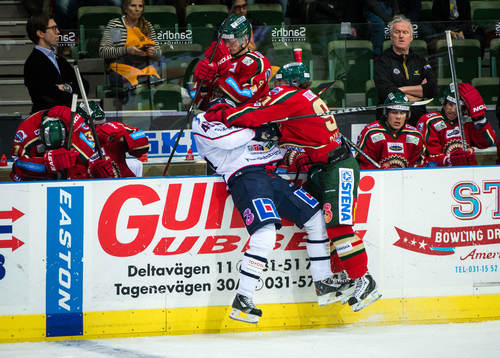 Matt Duchene, Frölunda, trycker till Daniel Rahimi,