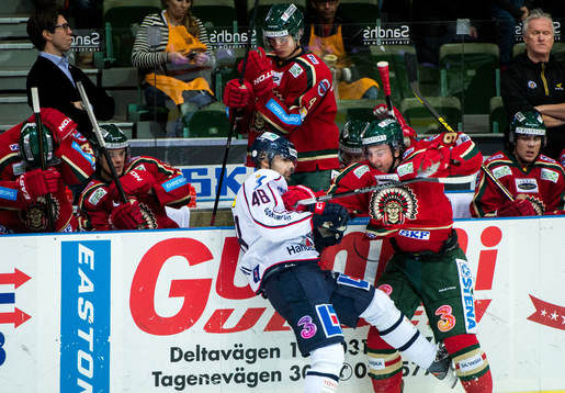 Matt Duchene, Frölunda, trycker till Daniel Rahimi,