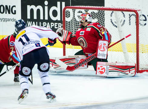 Julius Hudacek, målvakt i Frölunda, räddar ett skott