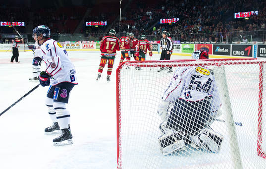 Joel Lundqvist, Frölunda, gör 1-1. Depp Magnus Johansson,