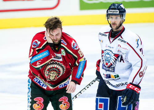 Fredrik Eriksson, Frölunda, får en smäll på örat.