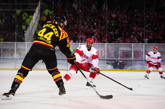 Yared Hagos, Timrå, jagar pucken som Cody Franson,