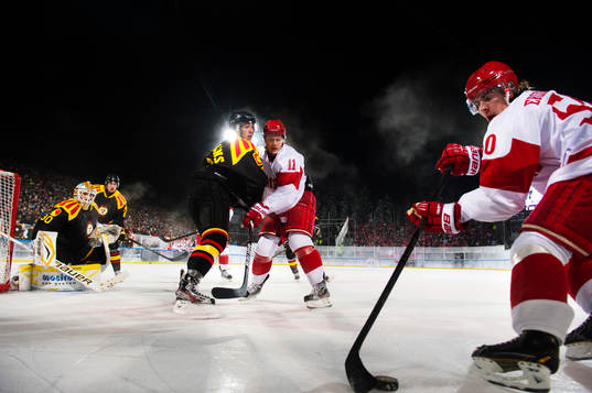 Robin Rahm, målvakt, och Ryan Gunderson, Brynäs, utmanas