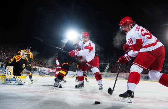Robin Rahm, målvakt, och Ryan Gunderson, Brynäs, utmanas