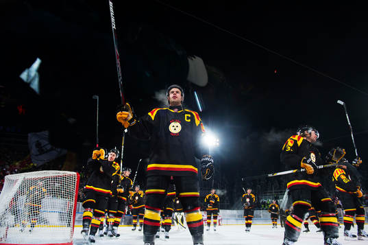 Jörgen Sundqvist, Brynäs, tackar publiken