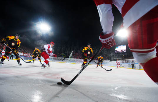 En timråspelare håller i pucken