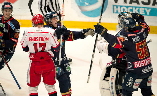 Patric Hörnvist, Djurgården (vänster) jublar över segern