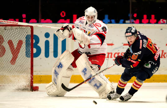 Anton Forsberg, målvakt Södertälje rensar undan framför
