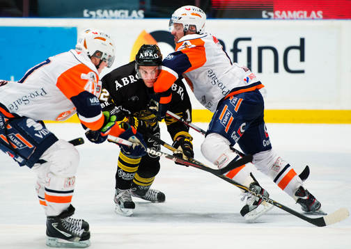 Fredrik Hynning, AIK, stoppas av Tom Linder, Växjö