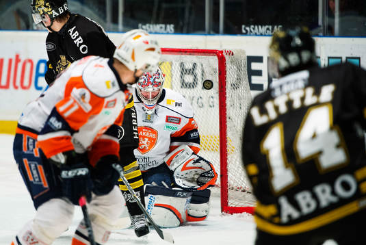 Broc Little, AIK, skjuter mot Fredrik Norrena, Växjö