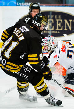 Björn Melin, AIK, oroar framför Fredrik Norrena, Växjö