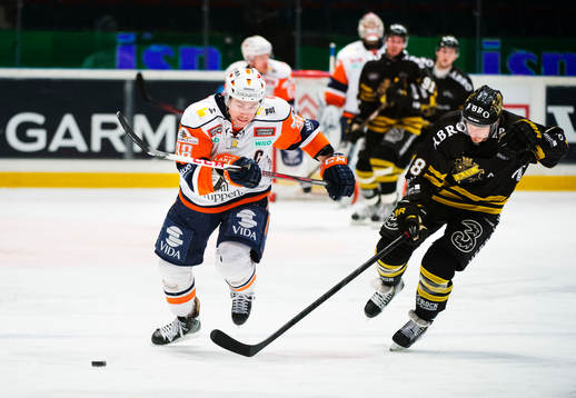 Johan Markusson, Växjö, tar sig förbi Andreas Frisk, AIK
