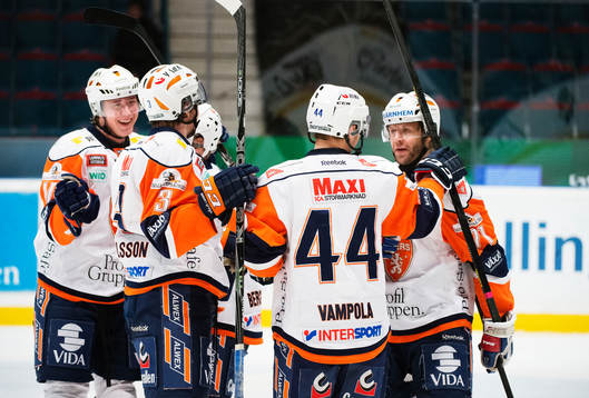 Tomi Kallio, Växjö, till höger, gratuleras till sitt