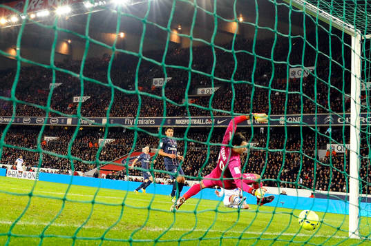 Tir de Lisandro LOPEZ sur le poteau - 16.12.2012 - PSG /