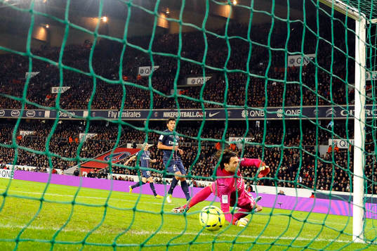 Tir de Lisandro LOPEZ sur le poteau - 16.12.2012 - PSG /