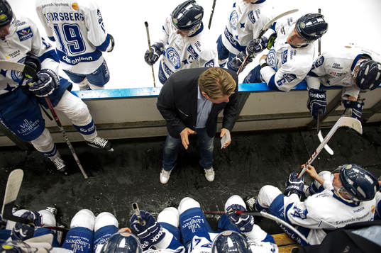 Avbytarbås Leksand. Tränaren Andreas Appelgren instruerar
