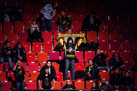 En ensam AIK-supporter står upp på läktaren när lagen