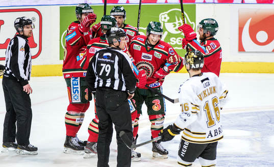 Mathis Olimb, Frölunda, får ont när han gör 1-0