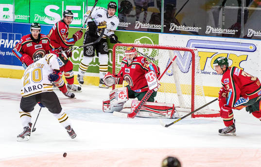 Kristian Huselius, AIK, kommer mot mål men tappar pucken