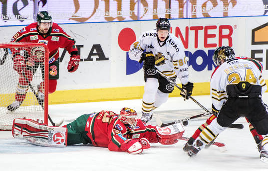 Julius Hudacek, målvakt, Frölunda, kastar sig