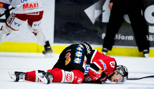 Nicklas Jadeland, Malmö Redhawks, föll ihop och hade ont