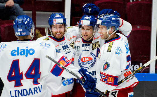 Evan Mc Grath, Oskarshamn, i mitten gratuleras av sina