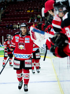 Mattias Persson, Malmö Redhawks, ser ut att ha ont men