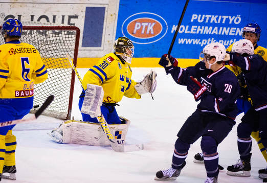 1-1-pucken går in bakom Niklas Lundström, målvakt,