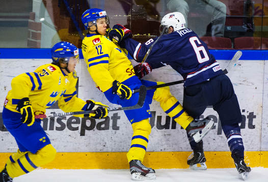 Hampus Lindholm, Sverige, stoppas av Mike Reilly, USA