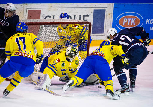 Mario Lucia, USA, oroar framför Niklas Lundström,